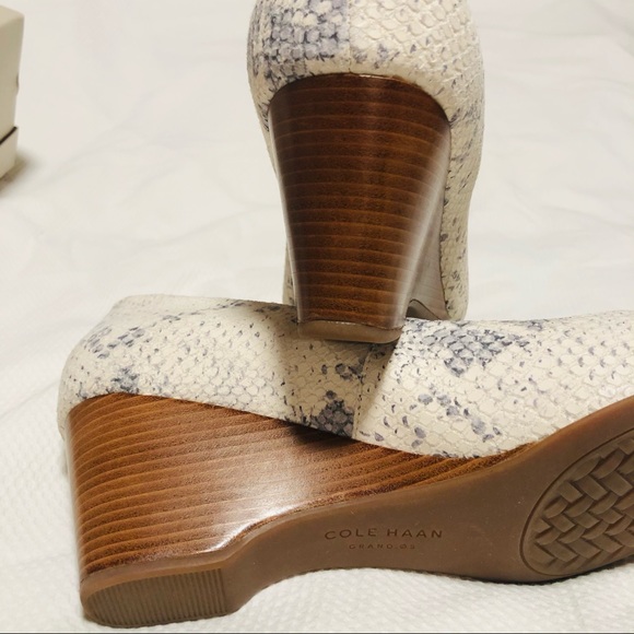 New Cole Haan Soft Wedges 9 - Picture 5 of 7